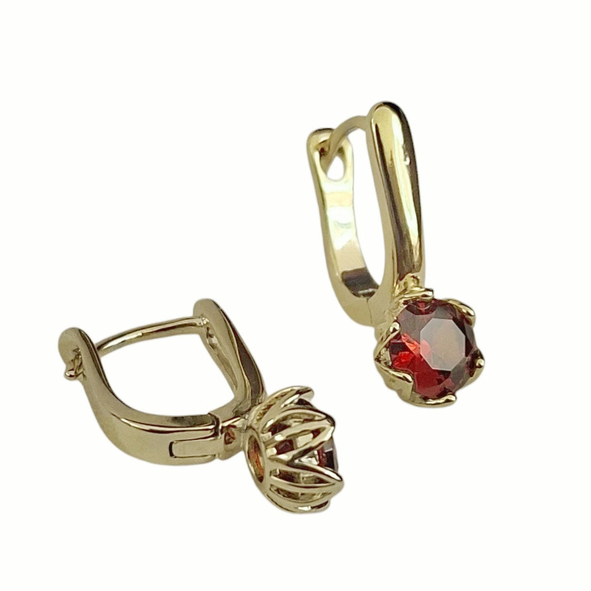 HOOPS CUADRADOS CON ZIRCONIA ROJA