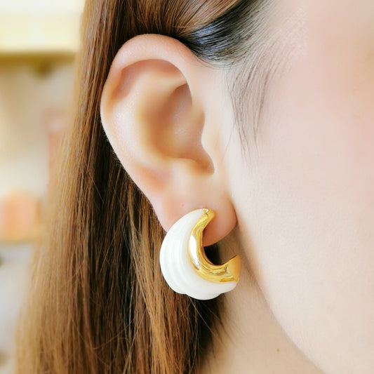 ARETES CONCHA BLANCA Y DORADA