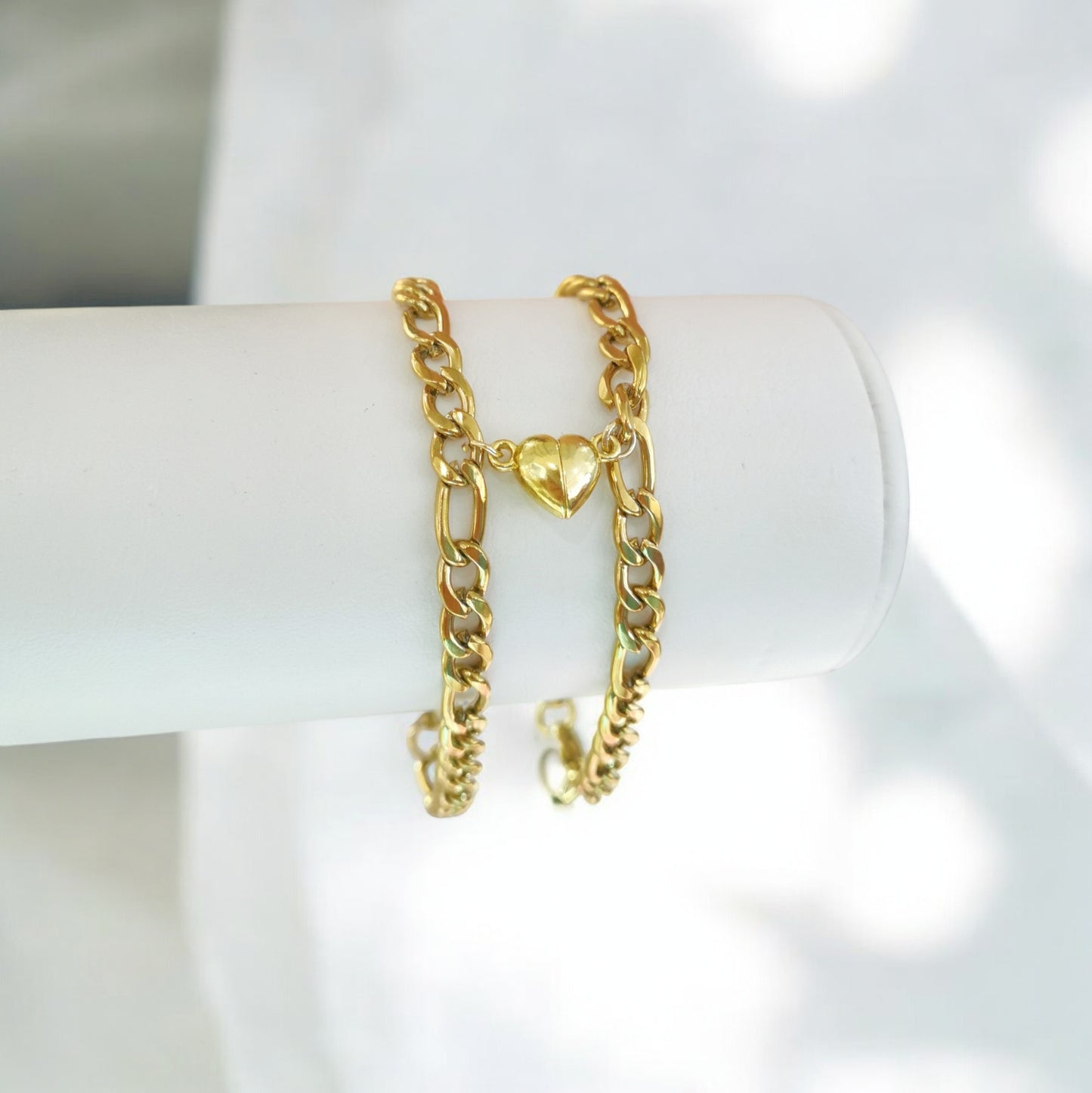 PULSERA CON CORAZONES MAGENTICOS DORADA