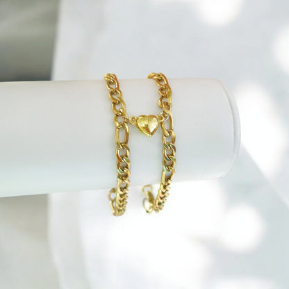 PULSERA CON CORAZONES MAGENTICOS DORADA