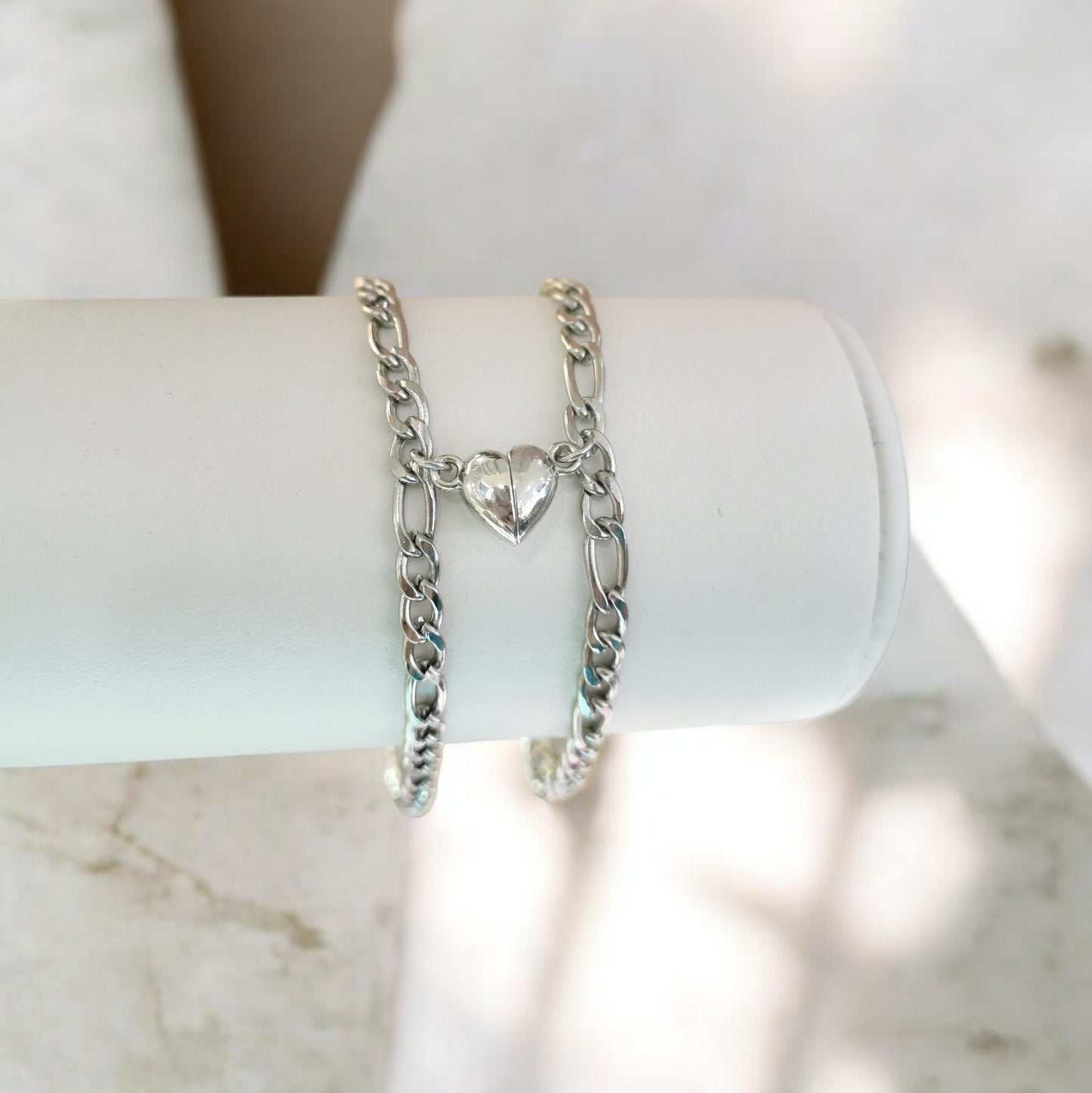 PULSERA CON CORAZONES MAGENTICOS PLATEADA