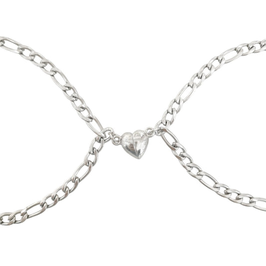 PULSERA CON CORAZONES MAGENTICOS PLATEADA